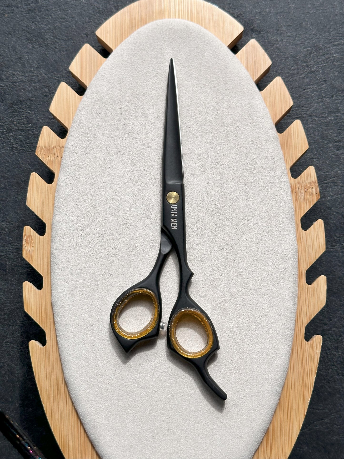 SHARP EDGE KIT – MODERN AND TECHNICAL CUTTING SCISSORS AND RAZOR