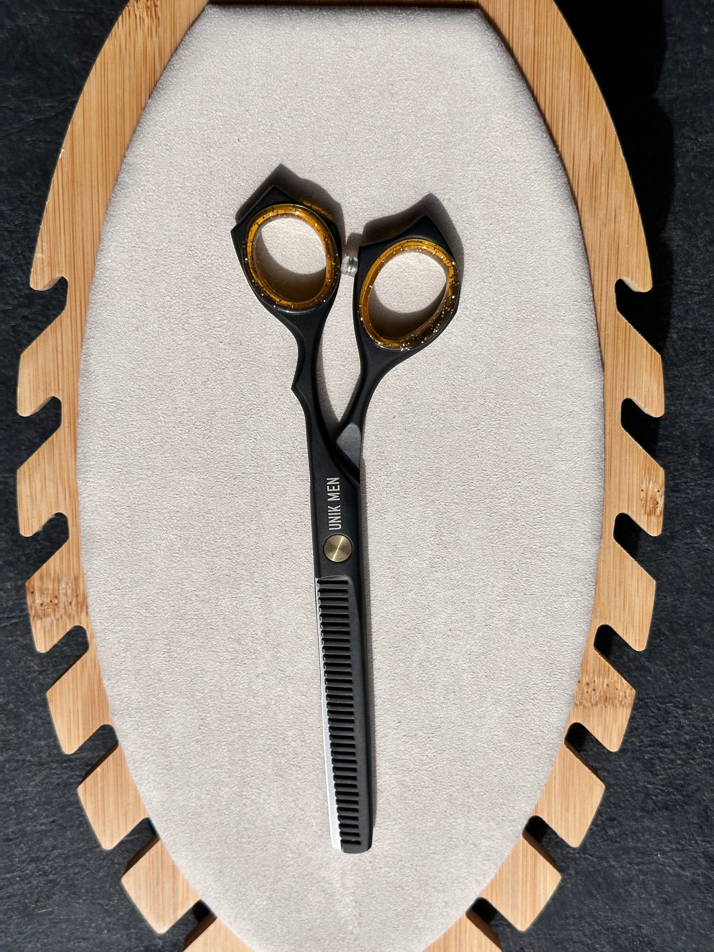 SHARP EDGE KIT – MODERN AND TECHNICAL CUTTING SCISSORS AND RAZOR